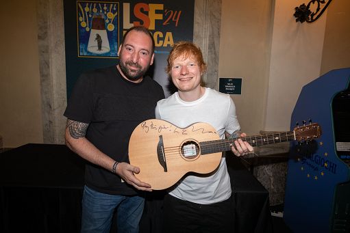 La chitarra di Ed Sheeran all’asta per l’ospedale di Massa Carrara