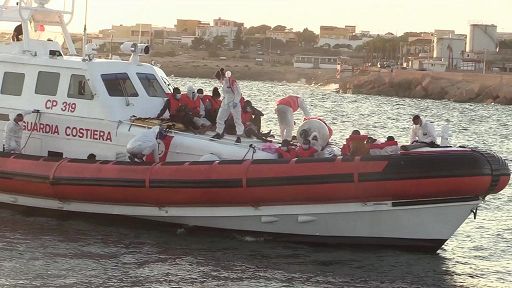 Mantovano: i centri per i migranti in Albania operativi a metà ottobre