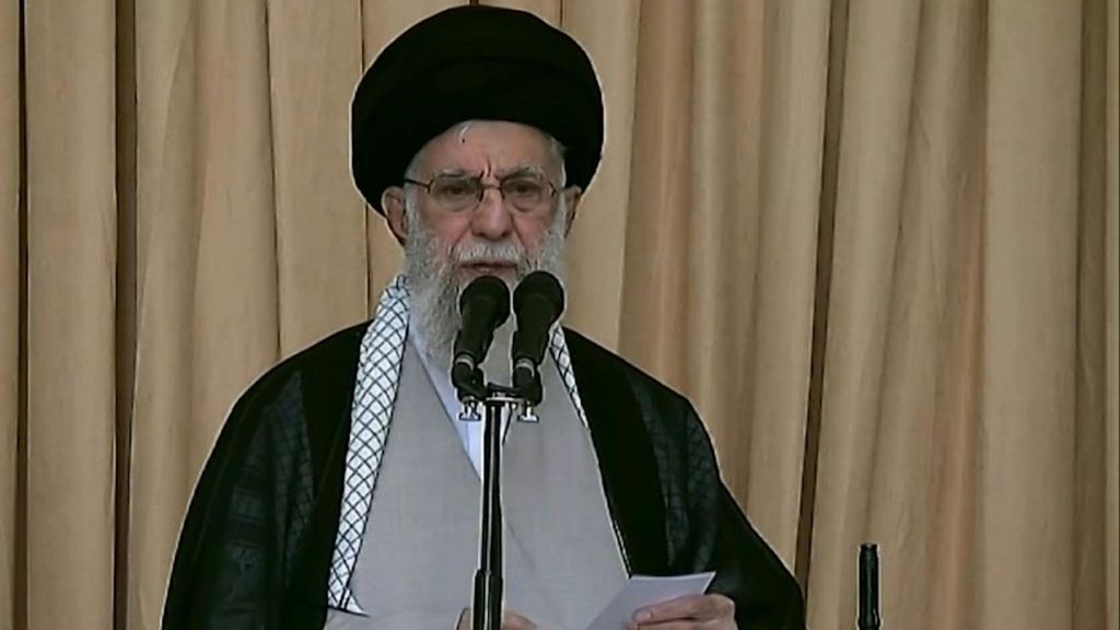 A Teheran Khamenei commemora  Nasrallah, “legittimo il 7 ottobre”