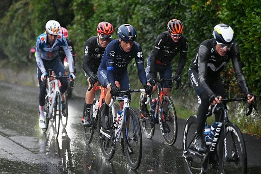 Ciclismo, maltempo, i corridori fermano la Tre Valli Varesine