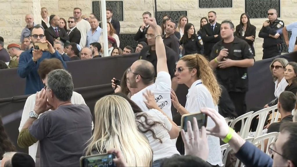 Israele, manifestanti fermano il discorso di Netanyahu alla cerimonia per le vittime del 7 ottobre