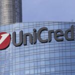 Unicredit: Fitch alza rating a BBB+, migliora outlook a positivo