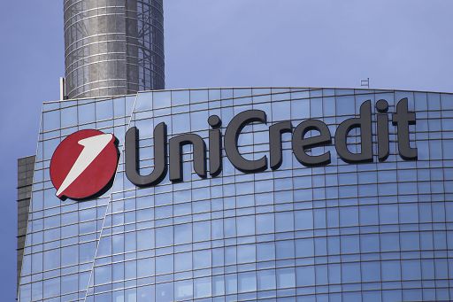 Unicredit: Fitch alza rating a BBB+, migliora outlook a positivo