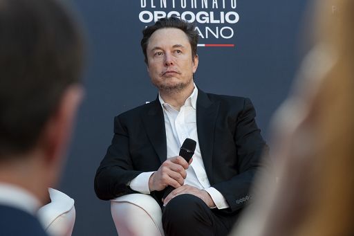 Musk contro giudici imbarazza Meloni e il governo (ma non Salvini)