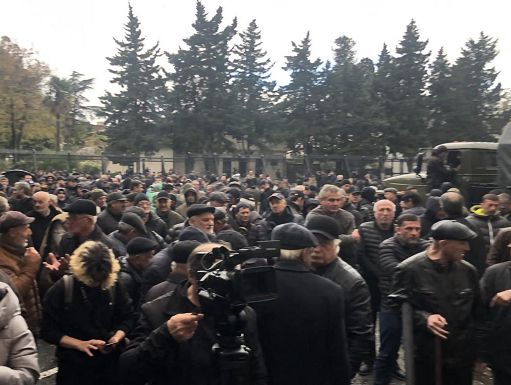 Georgia, Abkhazia: manifestanti anti Mosca continuano la rivolta