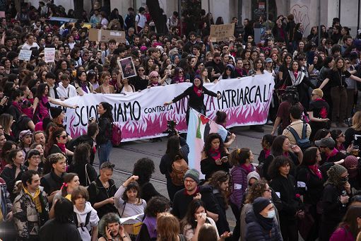 Giornata contro la violenza sulle donne, a Roma il corteo di Non una di meno: “Disarmiamo il patriarcato”