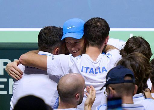 Coppa Davis, dopo Berrettini vince anche Sinner: Italia è in finale contro l’Olanda