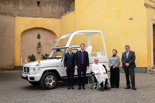 Papa, Francesco riceve da Mercedes la prima Papamobile elettrica